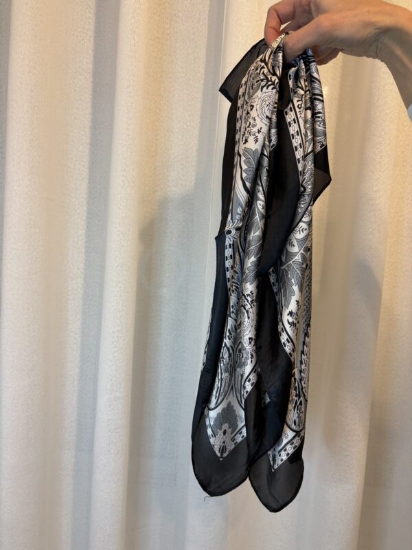 Pañuelo de seda gris - Imagen 3