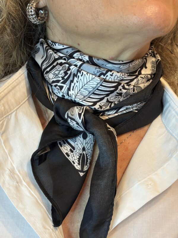 Pañuelo de seda gris