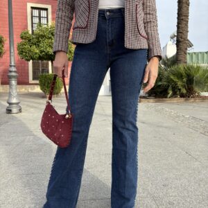Jeans flare con tachuelas