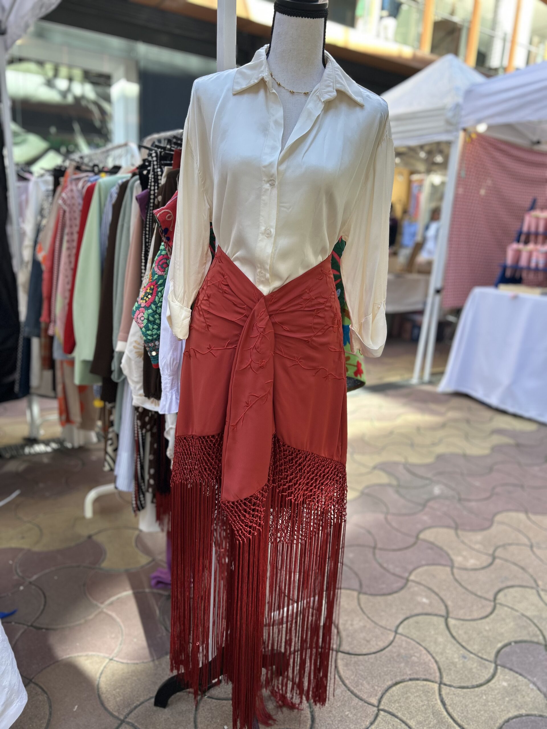 FALDA BORDADA MANTÓN MANILA TEJA